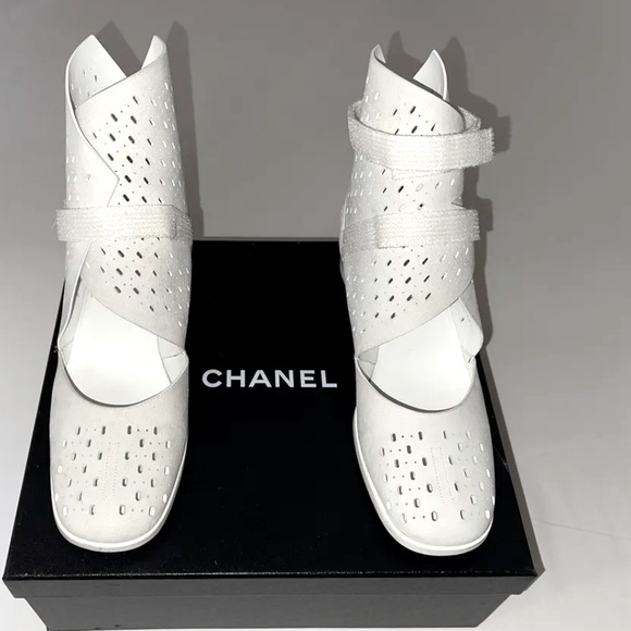 AUTHENTIC CHANEL 17S PERFORATED SUEDE WHITE SHORT BOOT $1125 42EU/12US - Picture 10 of 11